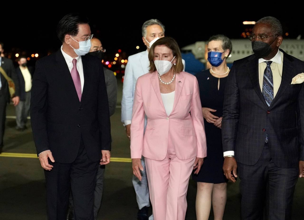 吳釗燮機場迎接美國眾議院議長裴洛西訪問團 2 e0828de1 37e3 4563 8bd5 16b83df42433 1