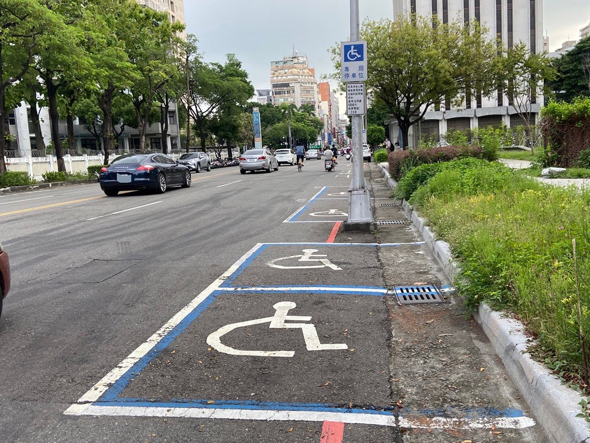 中市151座停車場持愛心卡免銷單 身障朋友快申請 1 台中市交通局規畫身心障礙者專用汽車停車位-方便身障人士停車
