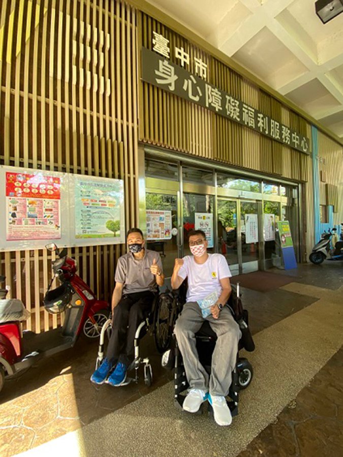中市151座停車場持愛心卡免銷單 身障朋友快申請 3 台中市脊髓損傷者協會總幹事柯坤男-左-口足畫家董隆斌-肯定市府逐年擴大優惠的政策