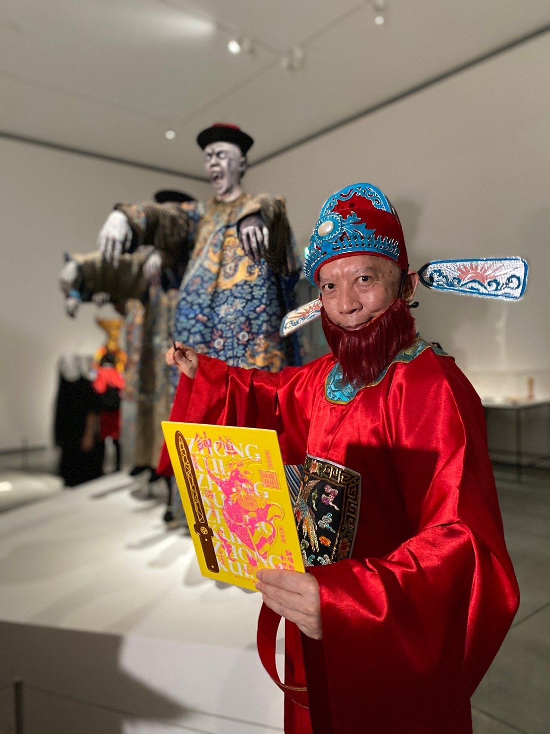 史博館館長梁永斐手持「袖珍鍾馗斬鬼劍」，邀請大家持劍觀展。