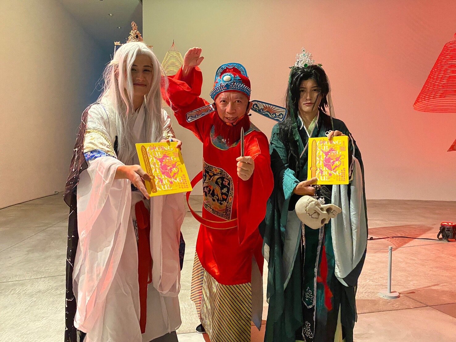 史博館館長梁永斐（中）Cosplay鍾馗