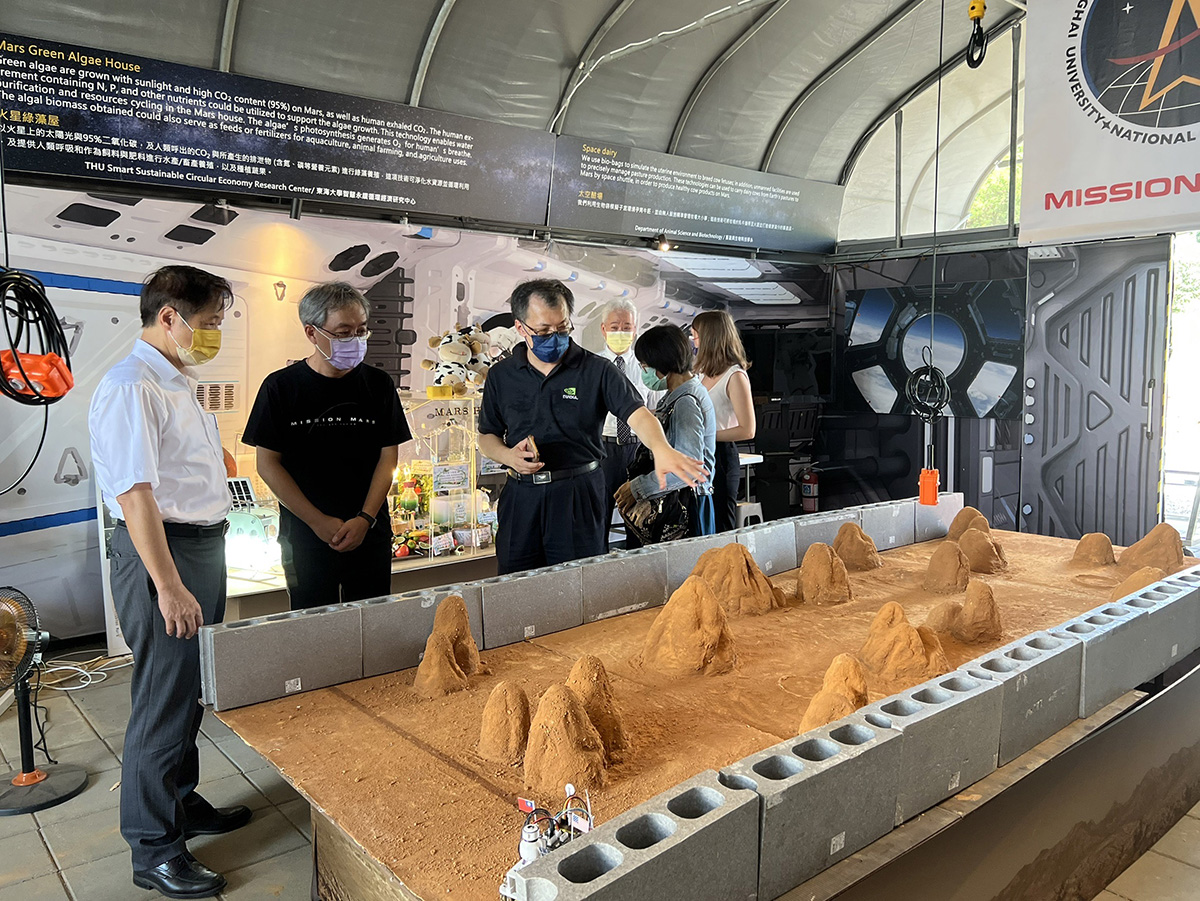 東海大學火星基地展示仿火星表面的智能車避障賽道模型