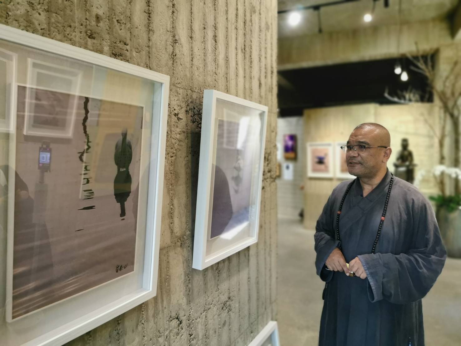 菩薩寺住持慧光法師欣賞吳春山董事長攝影作品