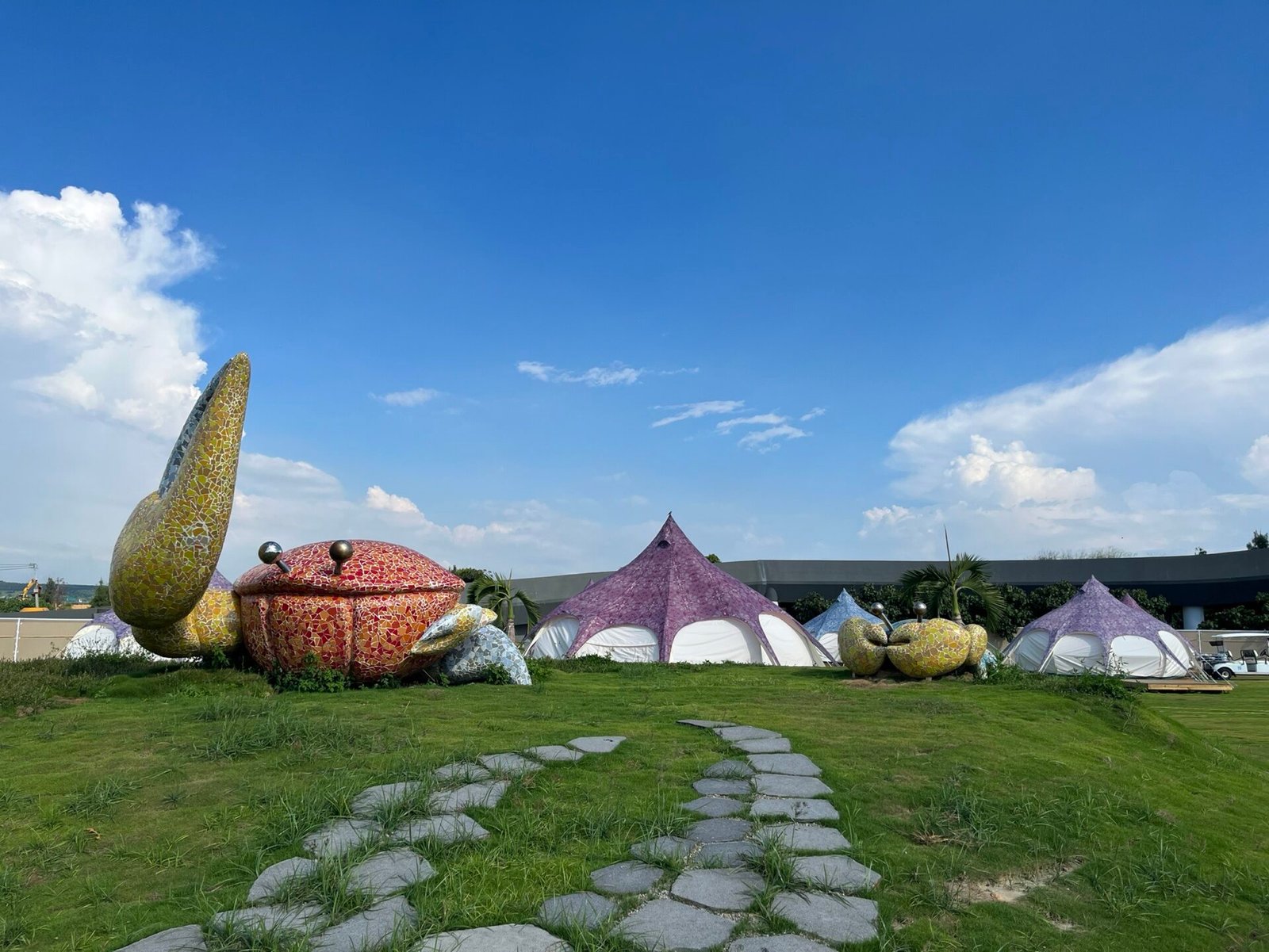 高美濕地遊客服務中心露營場10月登場 2 高美濕地遊客中心露營場預計設置27組4人帳篷-外觀採藍-紫與白色風格呼應高美濕地藍天海景