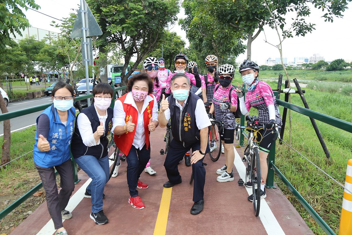 全線正式串連! 霧峰草湖溪畔自行車道第四、五期今啟用 2 黃副市長與貴賓-車友合影