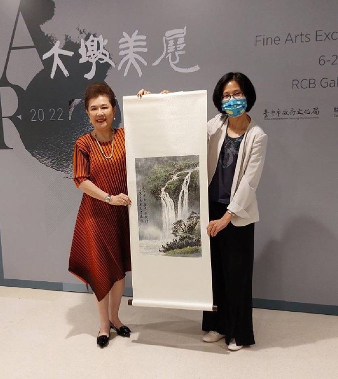 大墩美展海外交流展泰國曼谷盛大登場 歷屆傑作展台灣藝術能量 5 大墩美展交流展本市致贈墨寶予泰國台灣會館主席林何佩娟