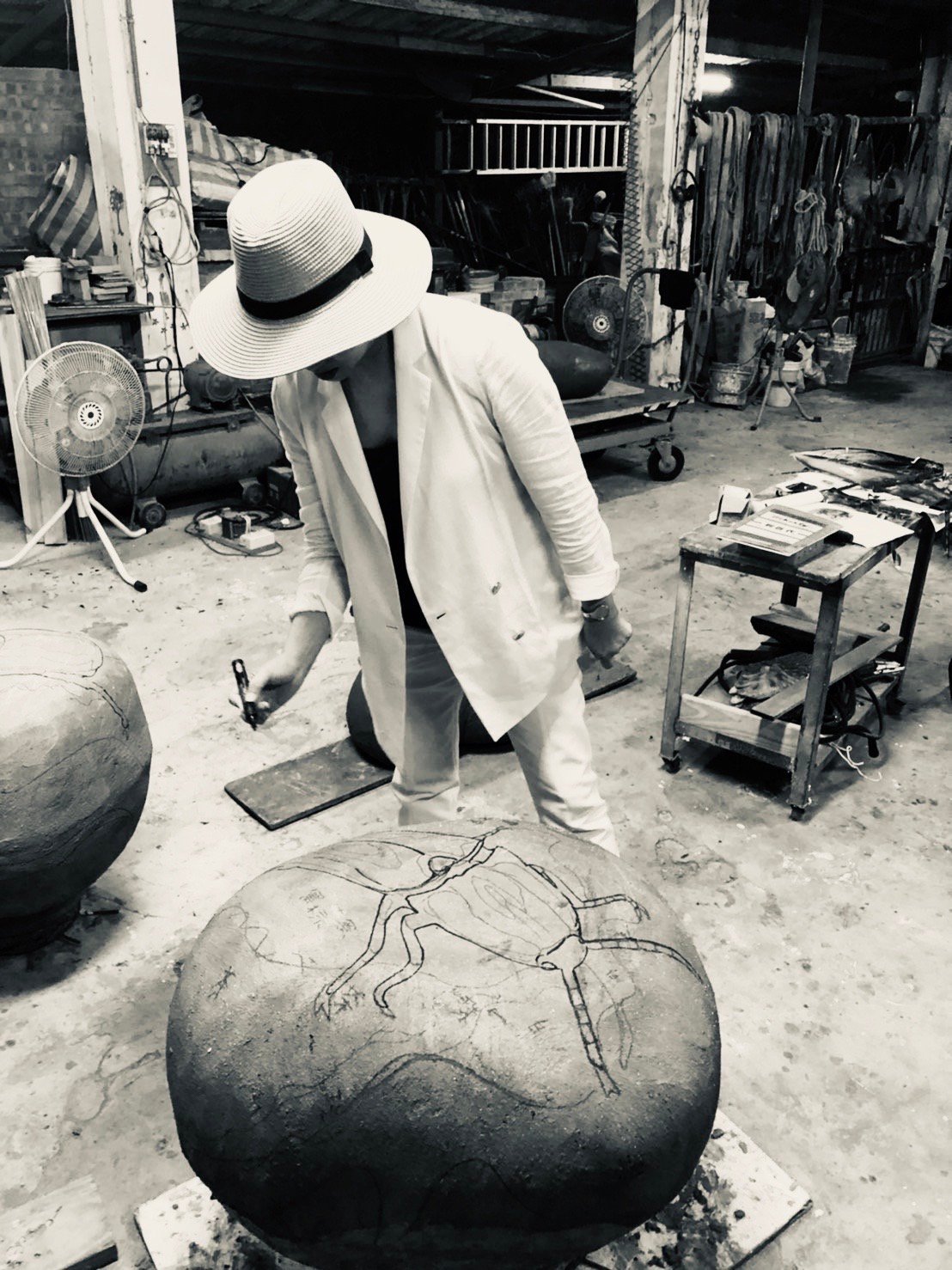 創作中的藝術家廖迎晰