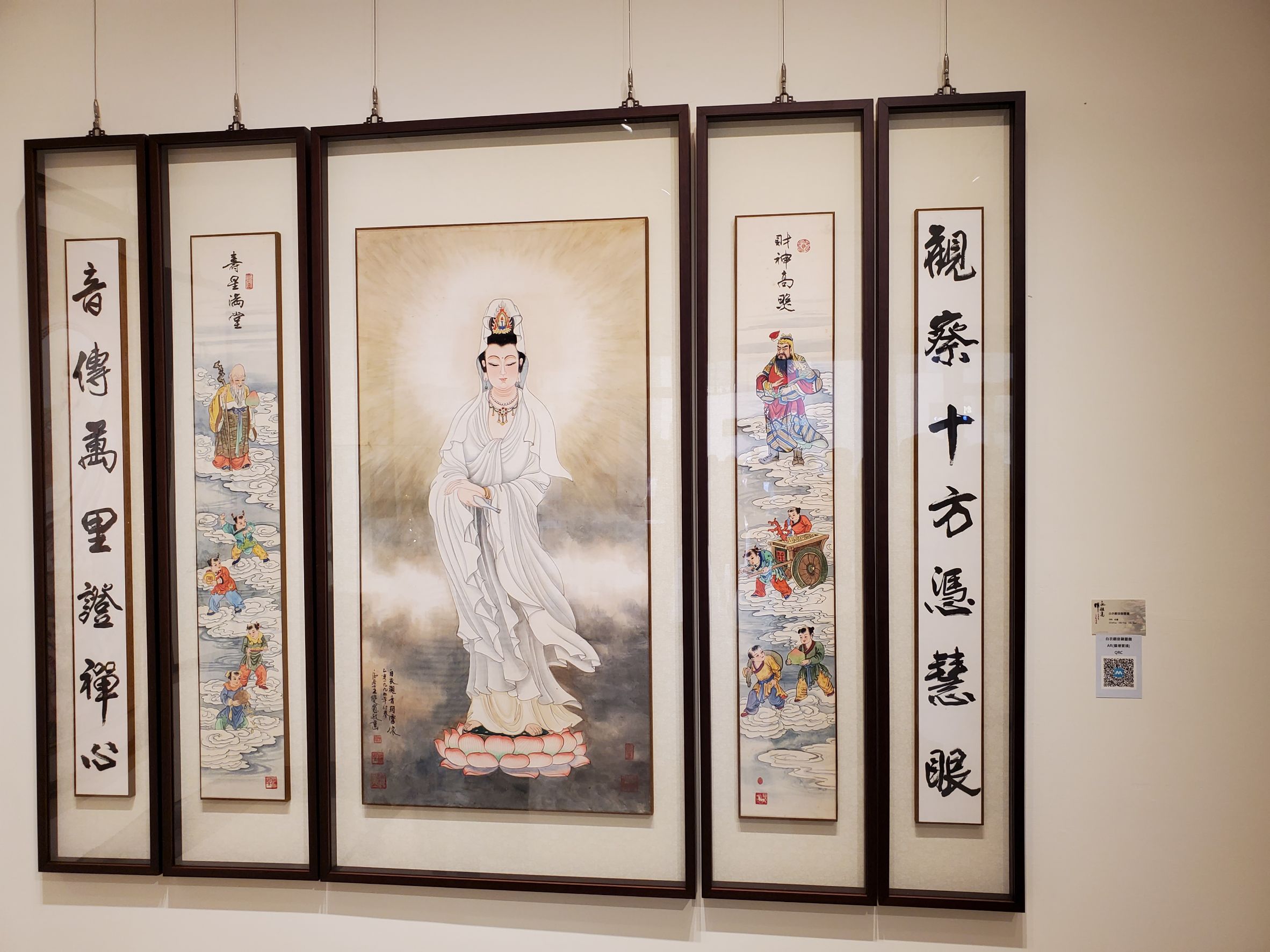 王雙寬1995年繪製的的「白衣觀音顯靈圖」是全台廟宇贈書區最常見的美麗影像