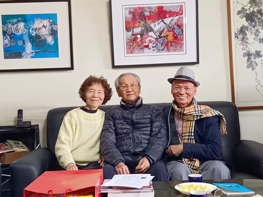 鄭炳煌老師（右）拜訪現年92歲的台師大退休教授陳銀輝伉儷。（鄭炳煌老師提供）