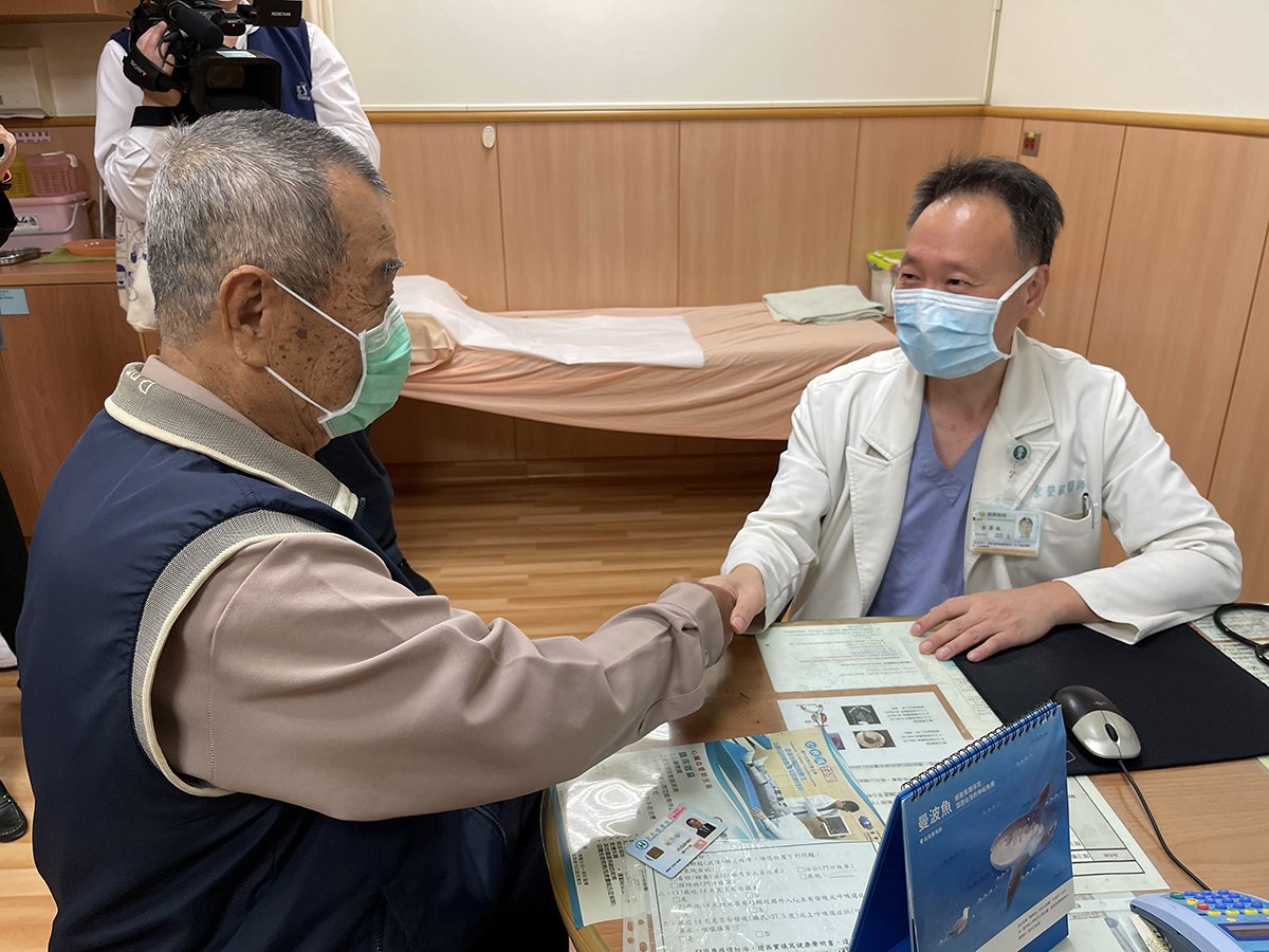 開胸大不同 老翁微創心臟主動脈瓣植入用健保 1 病人復原狀況良好,余榮敏醫師握手道恭喜。