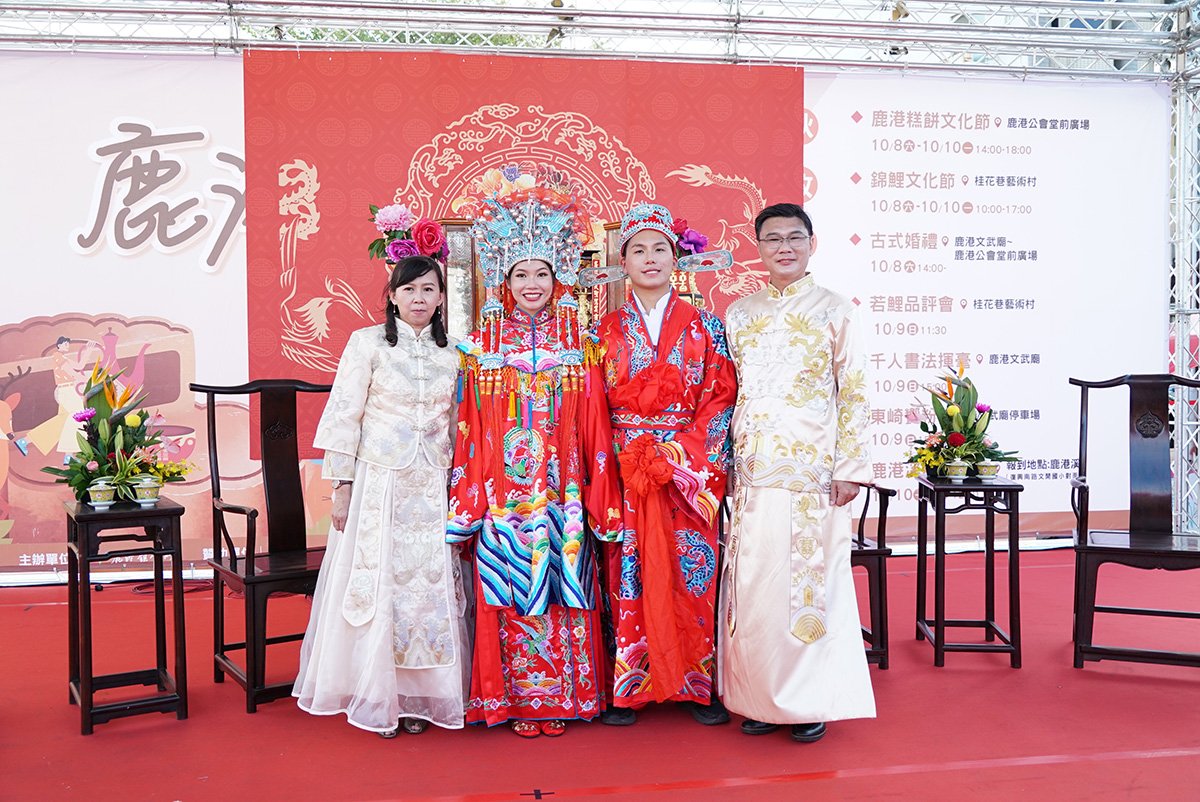 「一日丈人」鎮長許志宏在文武廟以「古式婚禮」送別出嫁的閨女上花轎