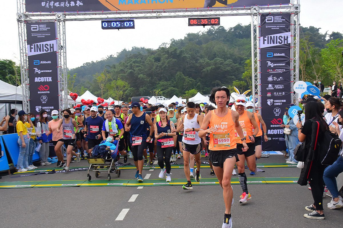 日月潭環湖馬拉松開跑 6400選手跑步做公益集善款逾16萬 1 第9屆「日月潭環湖馬拉松」30日凌晨6時30分在向山遊客中心登場,6,400位國內外跑者在鳴槍後迎著晨曦分組出發,享受日月潭美麗的湖光山色