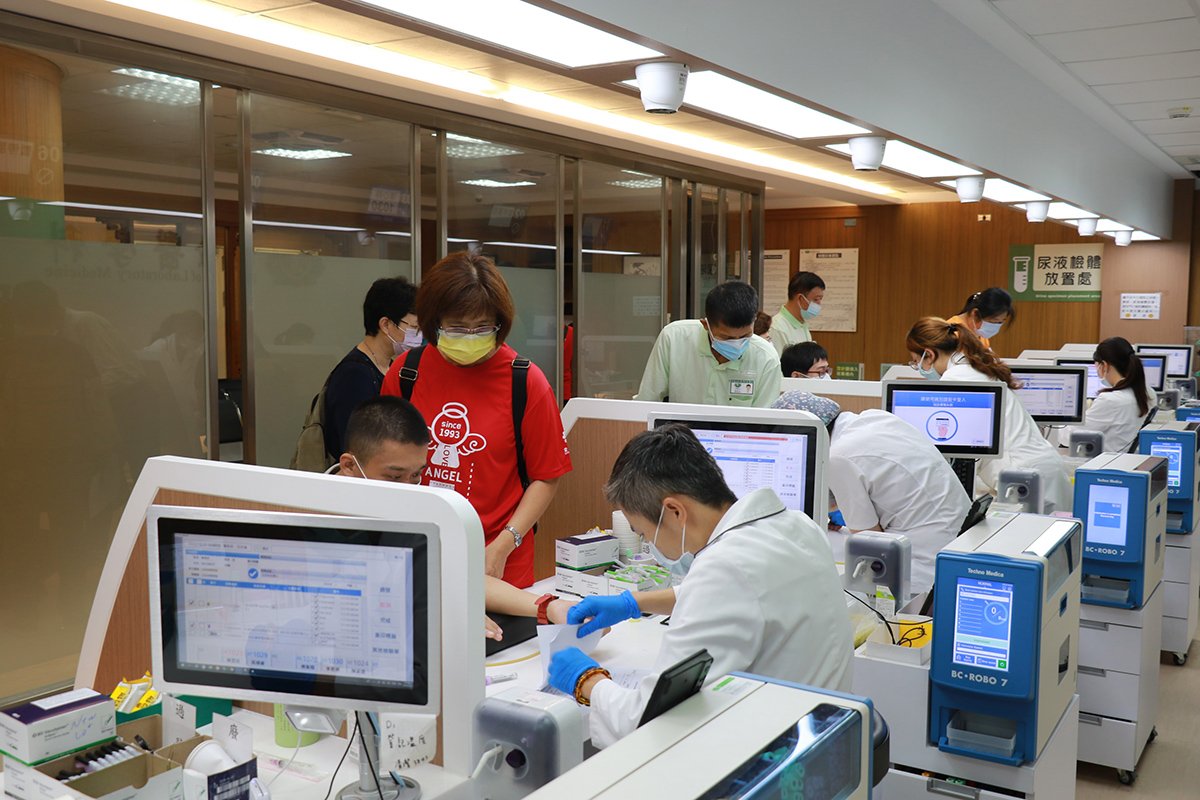 臺中慈濟醫院守護慢飛天使 十六年見成果 3 院生在中心及醫院人員陪伴下,順利完成抽血。。