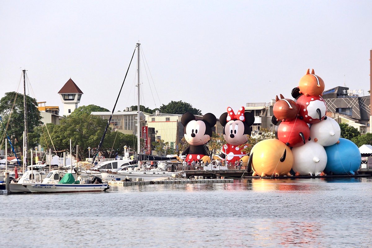 米奇米妮驚喜現身 超巨型陸上氣球登陸台南　 與TSUM TSUM水陸對望