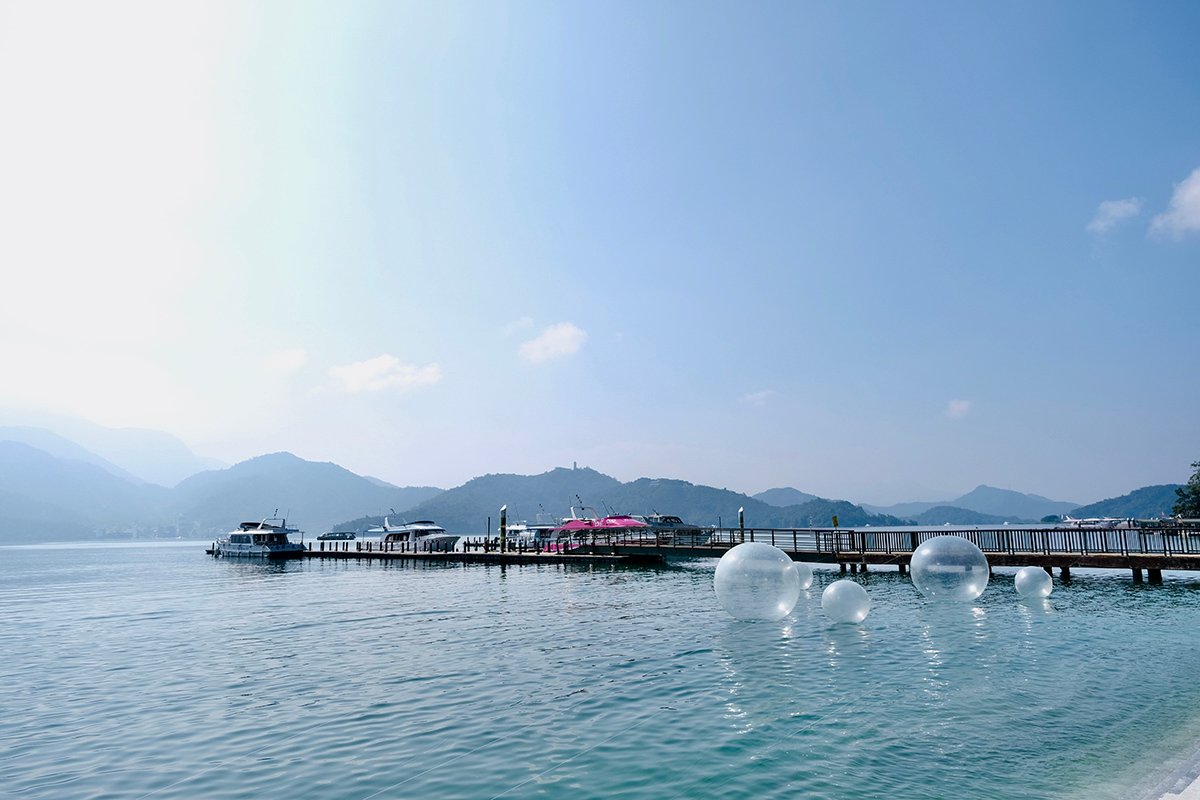 日月潭位列台灣八景之美名亙古彌新，而「朝霧碼頭」為湖畔唯一以地景為名之碼頭