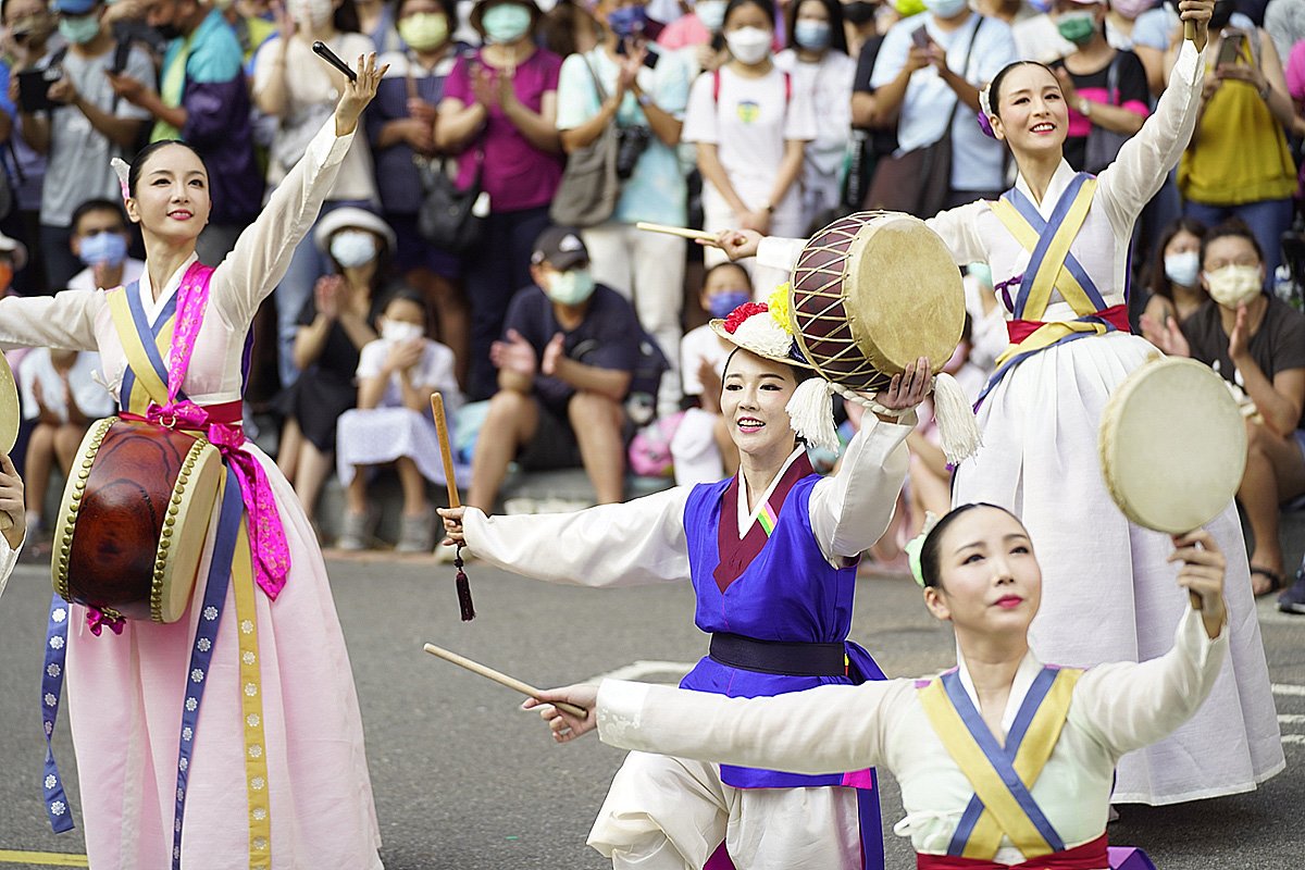 今年共邀請30團來自世界各地的知名團隊進行精彩踩街遊行
