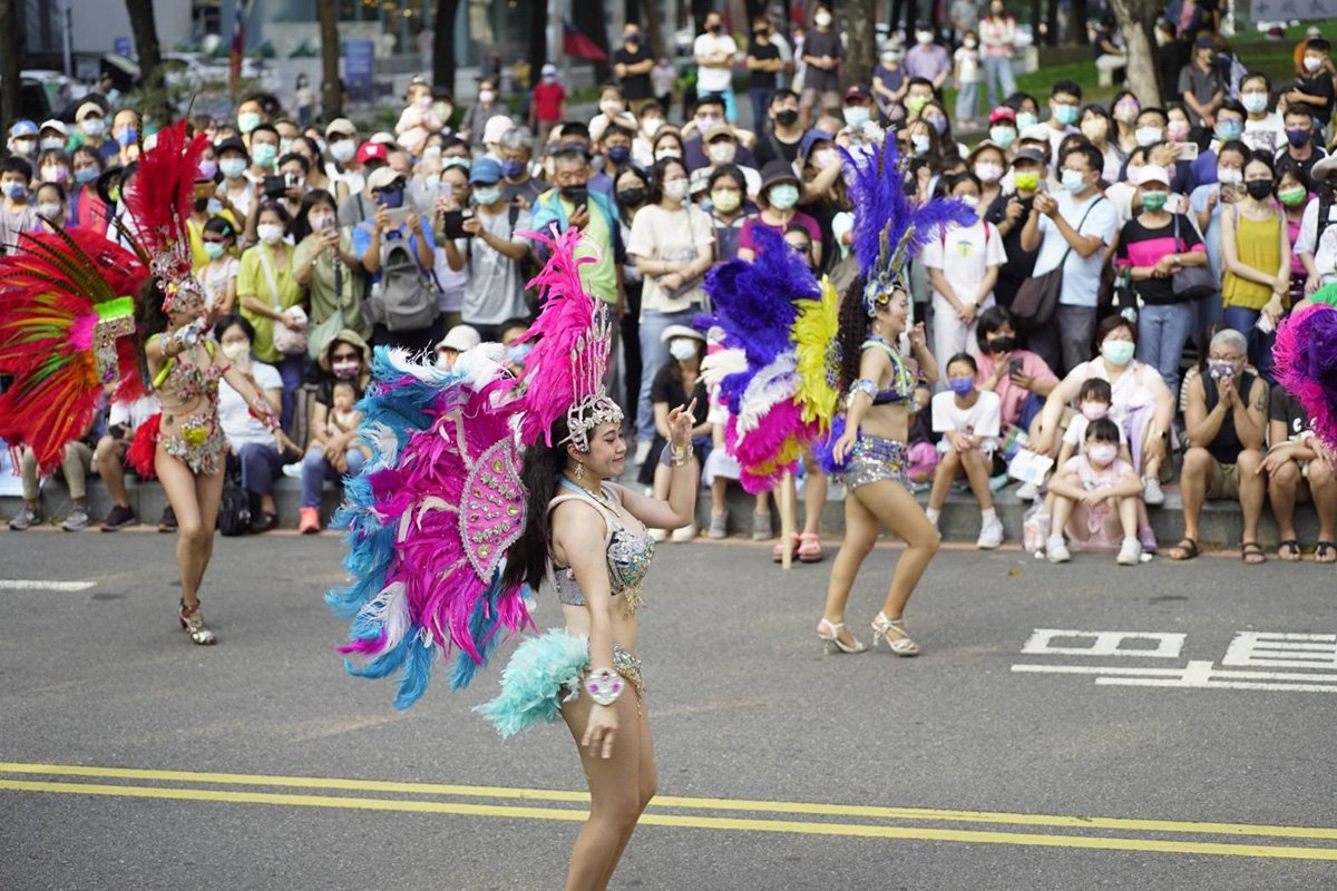 今年共邀請30團來自世界各地的知名團隊進行踩街遊行