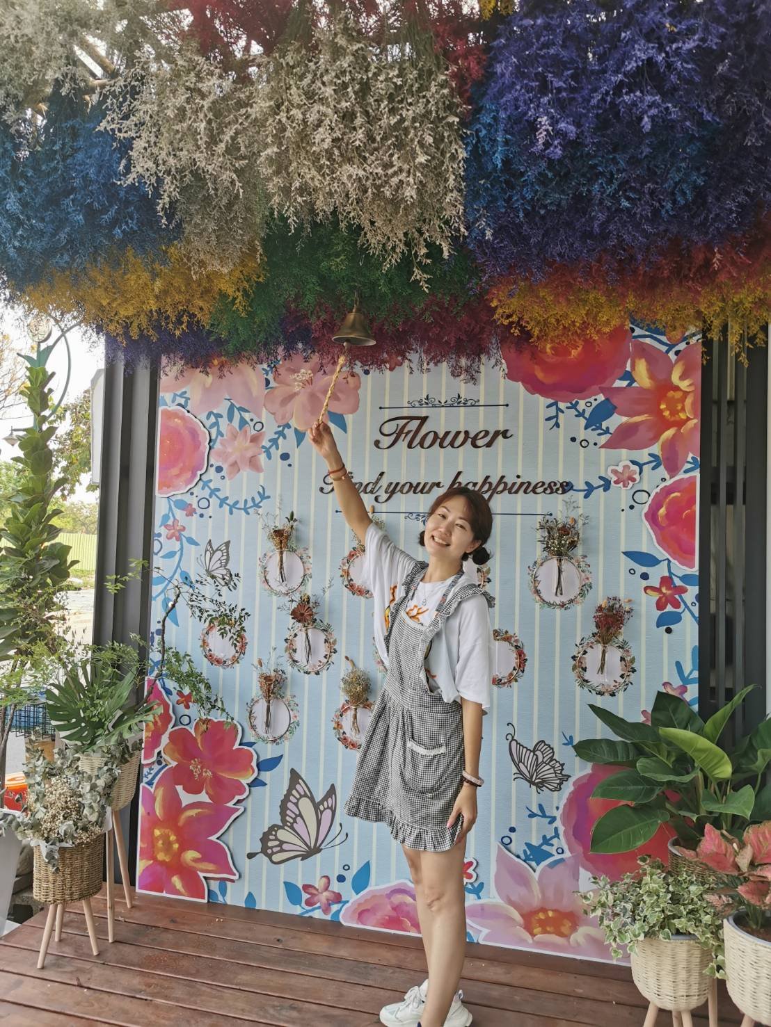 到今日花藝展區敲響鈴鐺，並說出祝福語。
