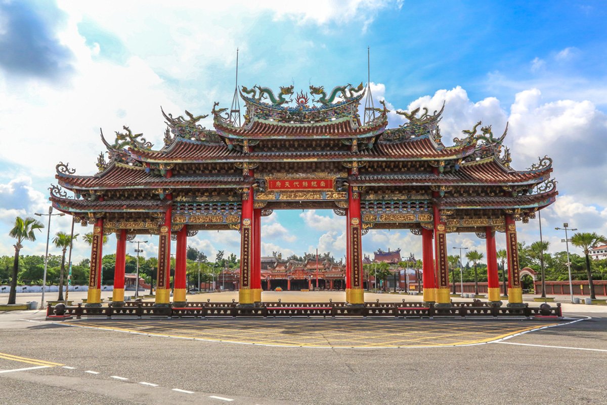 人氣觀光遊憩據點南鯤鯓代天府旅遊攻略 來趟濱海生態、鹽業、海味與宗教之旅 2 南鯤鯓代天府牌樓(南市觀旅局提供)