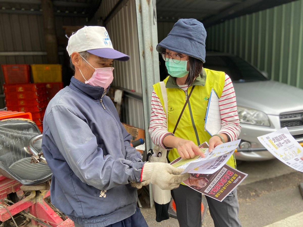 中市動保處深入梨山替犬貓施打疫苗及絕育 守護山區毛孩 2 向民眾宣導犬貓施打疫苗及絕育重要性