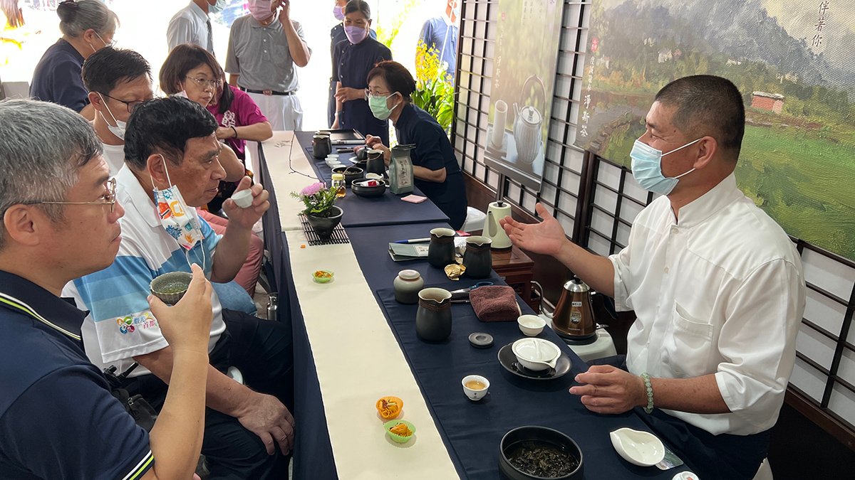 第12屆「南投世界茶業博覽會」邀您品好茶 3 南投縣陳正昇副縣長(左二)與農業課長特來致意與品茶香1665299532754攝影-梁明