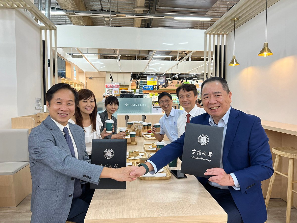 東海大學校長張國恩(左)與家樂福總經理王俊超(右)代表雙方簽訂MOU，推動永續人才。