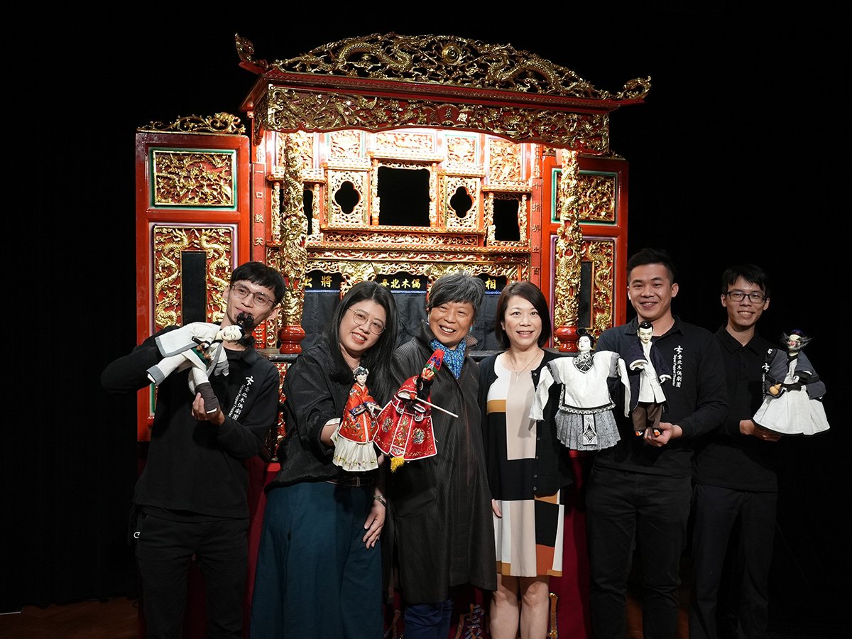 歌劇院遇見巨人系列布袋戲 不恐怖的鬼故事 《水鬼請戲》 1 臺北木偶劇團《水鬼請戲》宣告記者會_大合照1(左起)演師廖群瑋、編劇周玉軒、導演伍姍姍、臺中國家歌劇院副總監鄢繼嬪、演師吳聲杰、演師林瑞騰