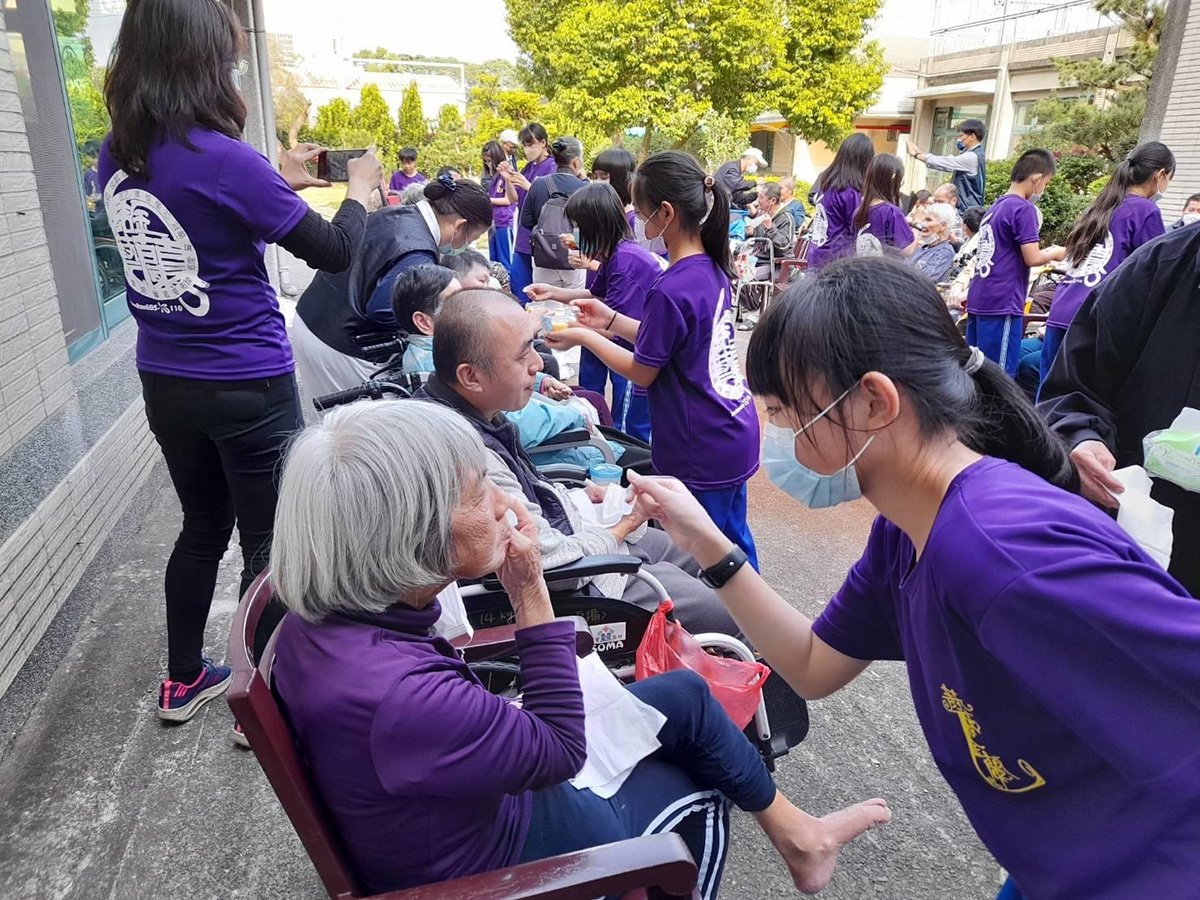 竹山國小及康壽國小榮獲 111年教育部品德教育特色學校 2 竹山國小校長陳榮昌表示,現代社會資訊太多太快,但人們的核心價值仍須掌握住,建構孩子的正確的價值觀與品德,是竹山國小長期以來關注及努力的。