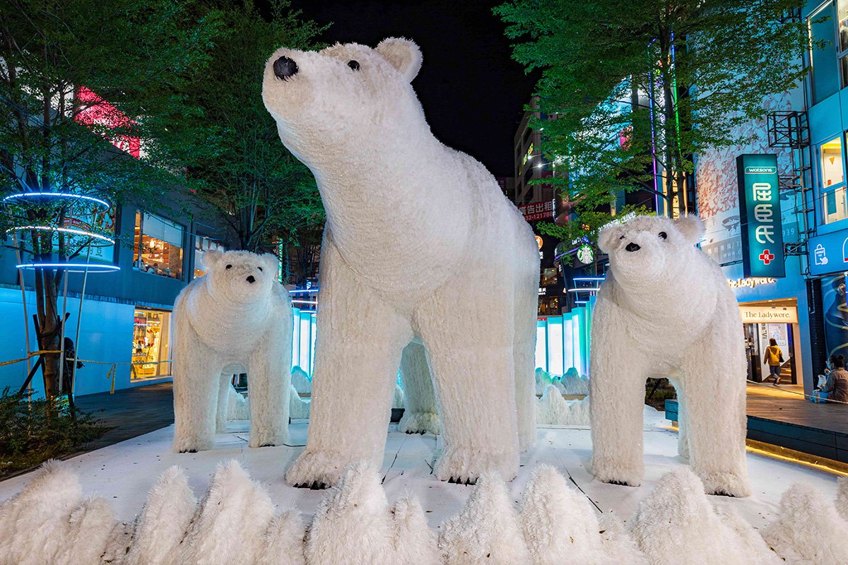 「北極熊」一家，白色的巨大身軀站在雪地裡閃耀，散發療癒又溫馨的氣氛，呆萌表情吸
