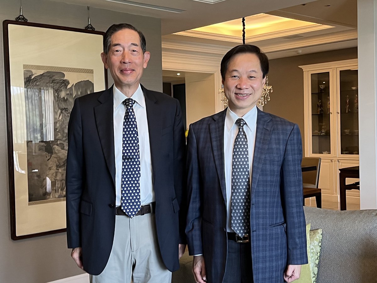 吳清邁(左)續任東海大學第35屆董事長，將持續支持校長張國恩(右)的各項治校政策。