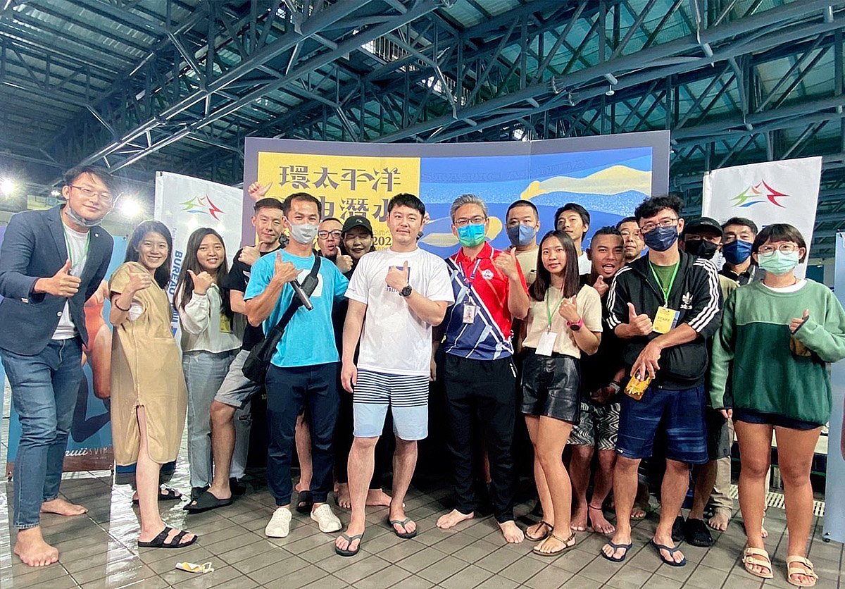 「自由潛水泳池賽」台中北區運動中心登場 逾百位選手參賽 3 運動局李局長和所有參賽選手大合照