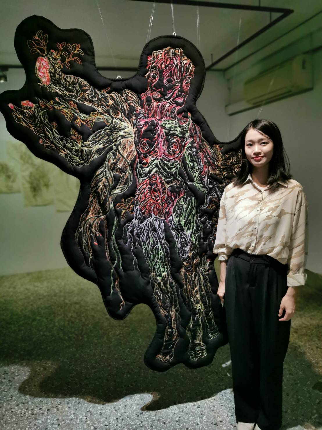邱翊琪和她最大尺幅車縫作品〈身體〉