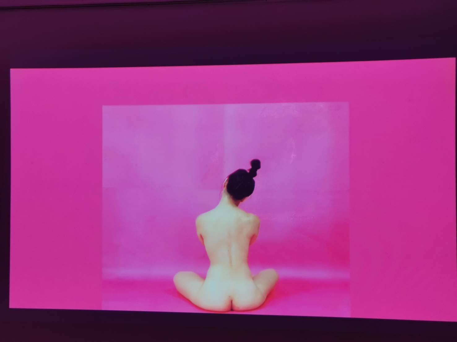 黃麗蓉透過裸體結合錄像演出
