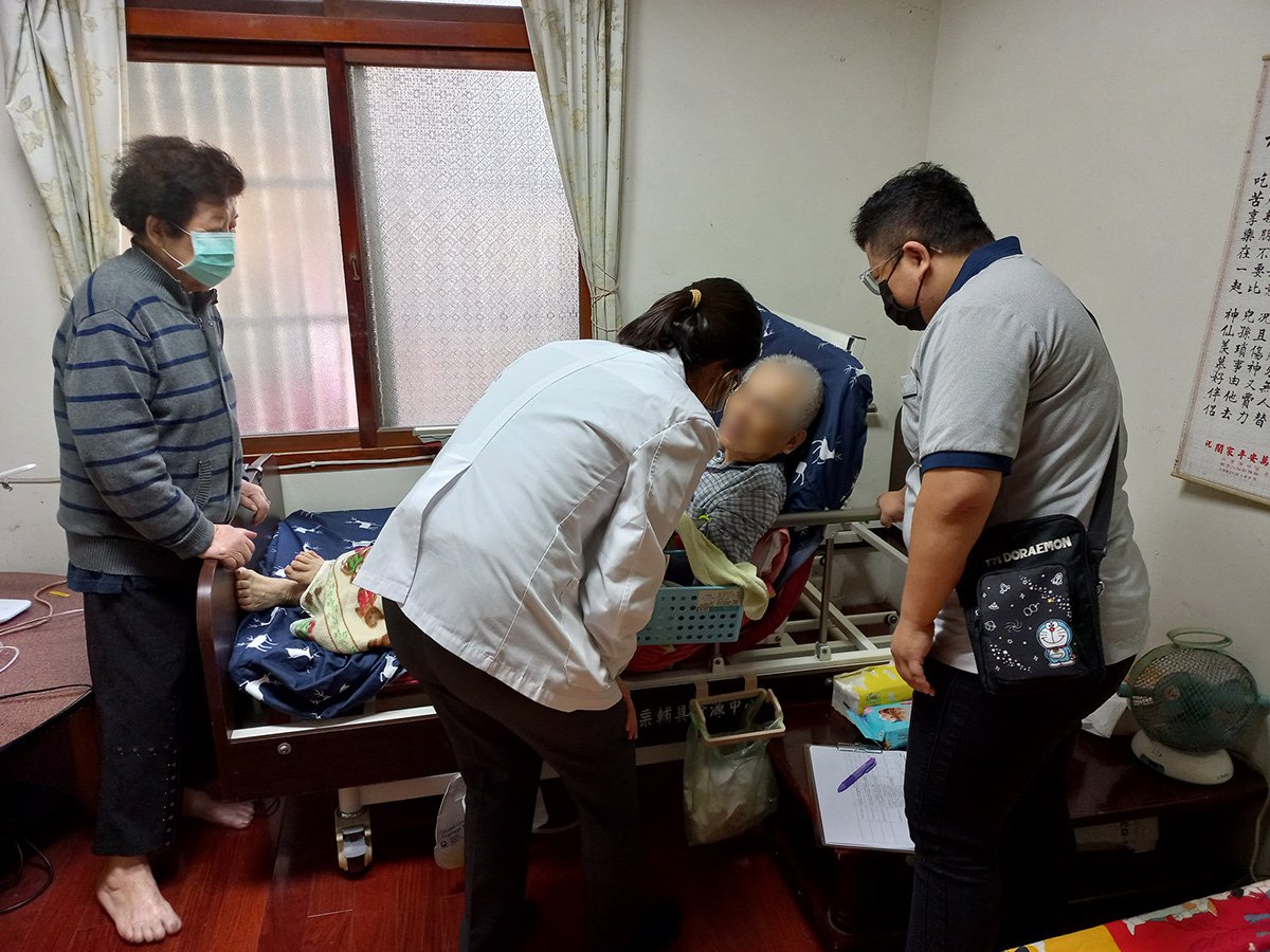 關懷苗栗長照對象莊孟臻建議善用中醫居家醫療 1 莊孟臻醫師(左)親切問候臥床長者。