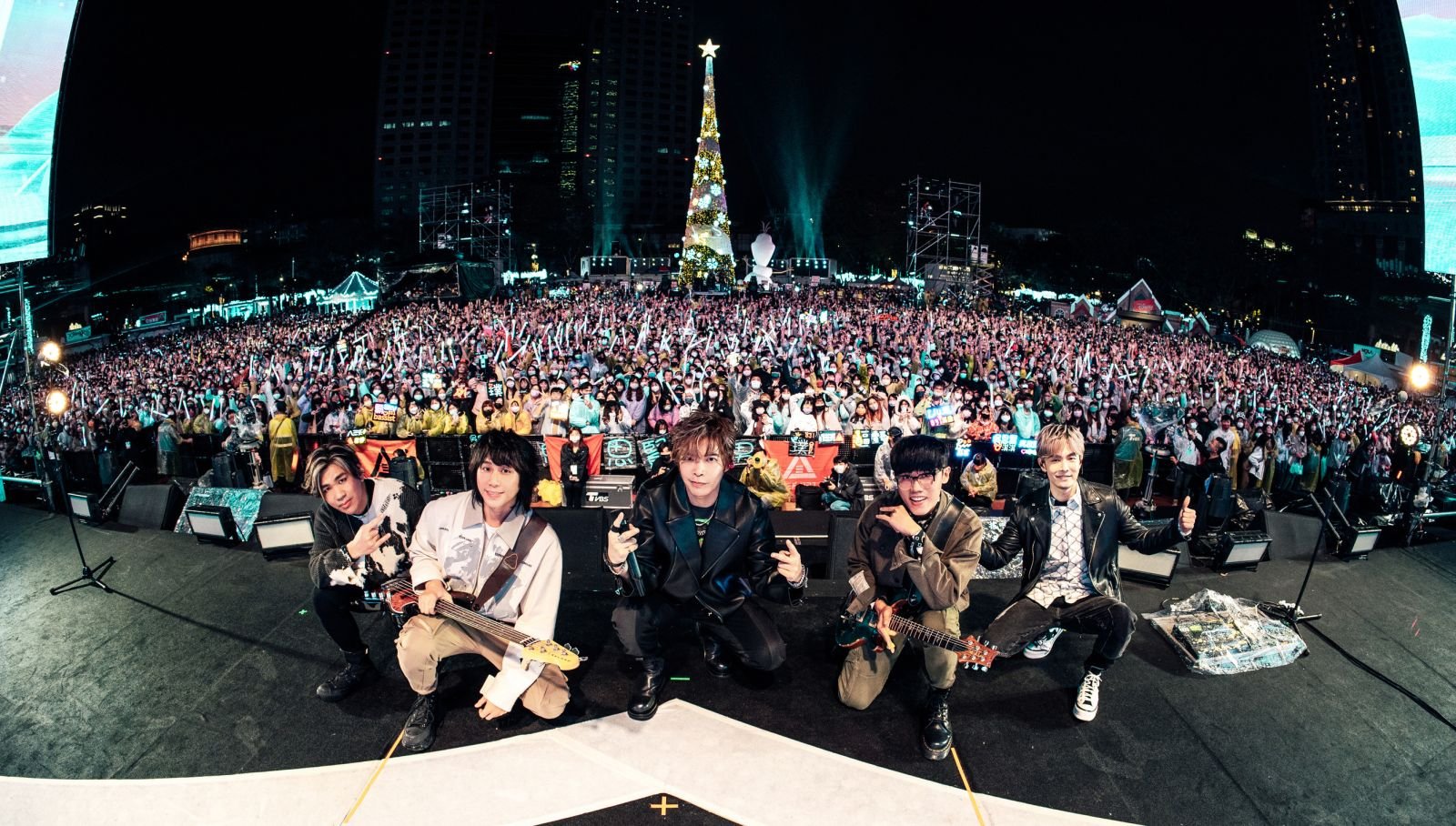 2022新北歡樂耶誕城「巨星耶誕演唱會」10晚登場 6 「搖滾天團」八三夭擔任開場嘉賓接連演唱百萬歌曲(壓縮)