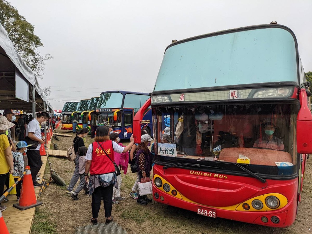 假日準備逾百台接駁車持續疏運賞花民眾