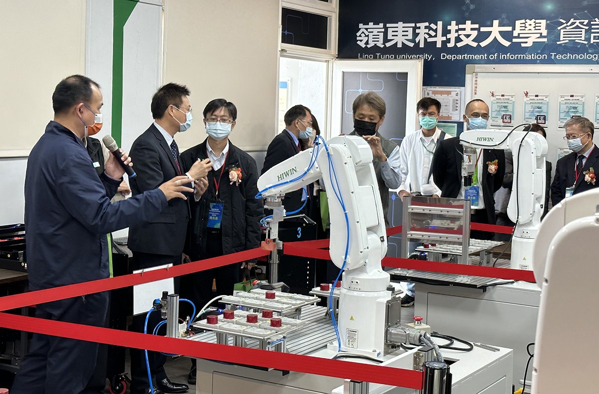 中台灣智慧製造產學聯盟16日成立 嶺東科大攜手產官學研育才 1 嶺東科大成為中部私校第一間機器人工程師合格考場