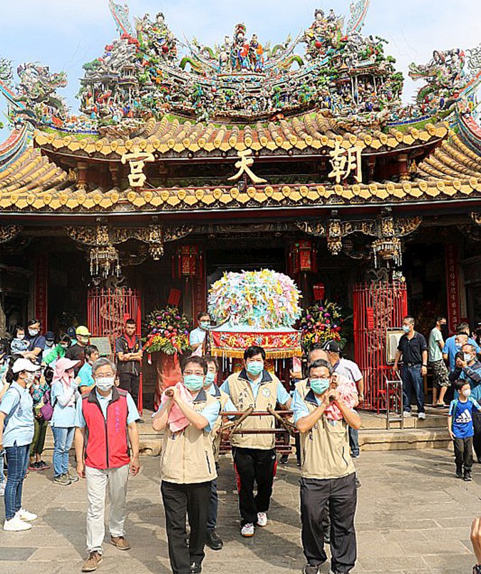 洪明奇校長親自替“醫生媽”掌轎回朝天宮謁祖進香祈福800