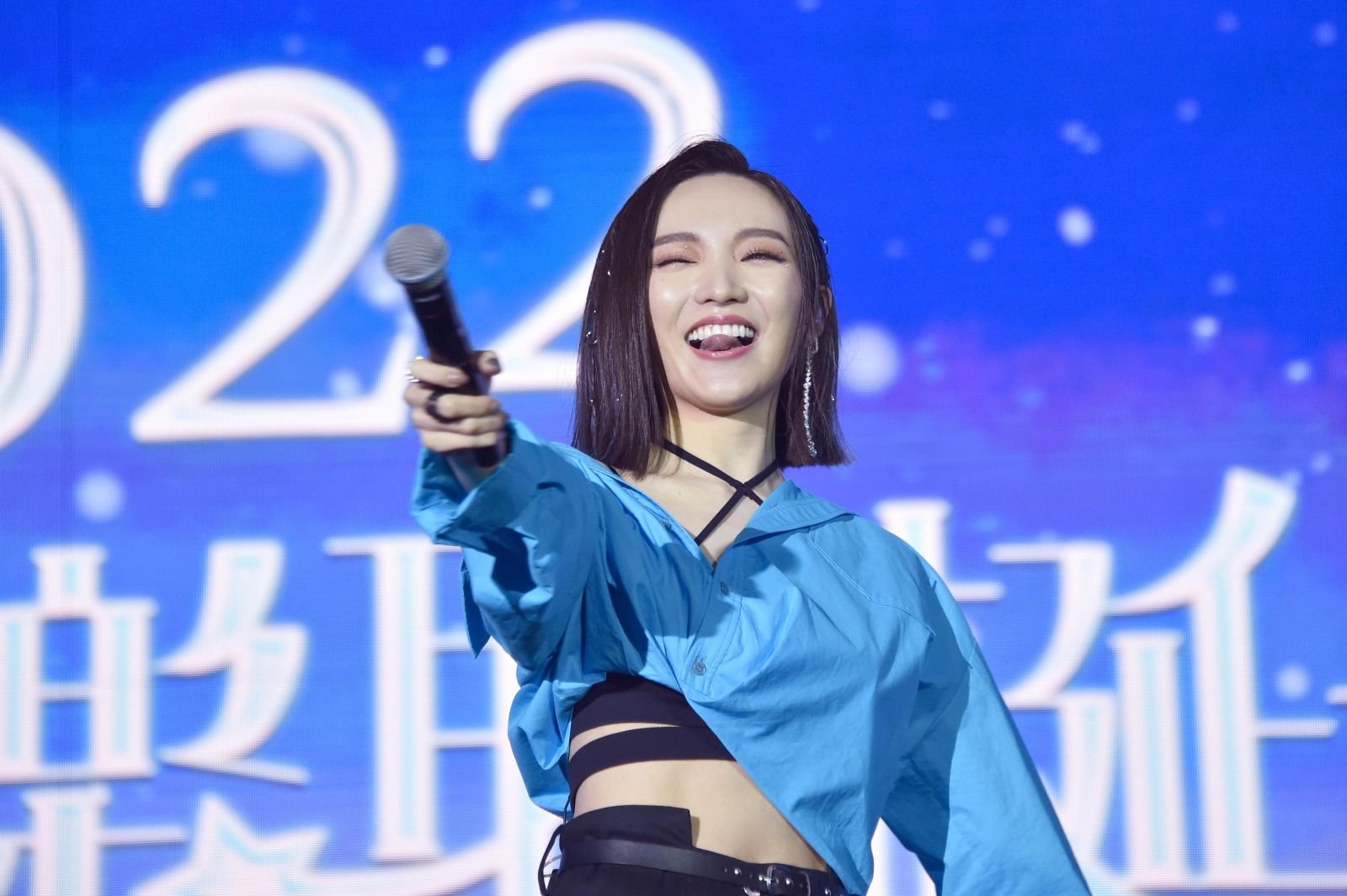 2022新北歡樂耶誕城「巨星耶誕演唱會」10晚登場 2 閻奕格的甜美嗓音讓粉絲們聽得陶醉不已