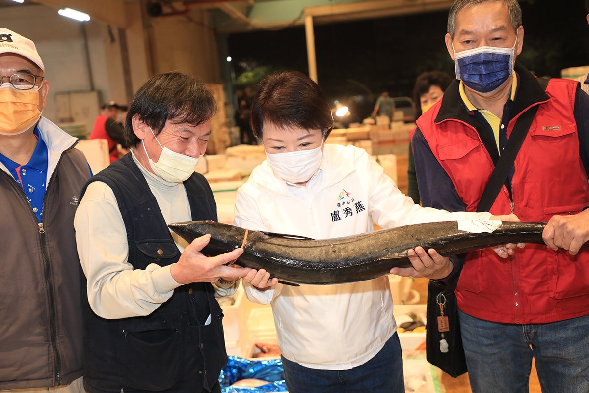 春節前視察魚市、果菜市場 盧秀燕邀市民多採購支持