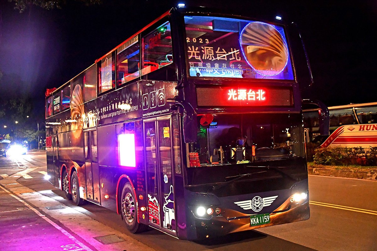 雙層觀巴的車體燈飾設計結合燈會主題。