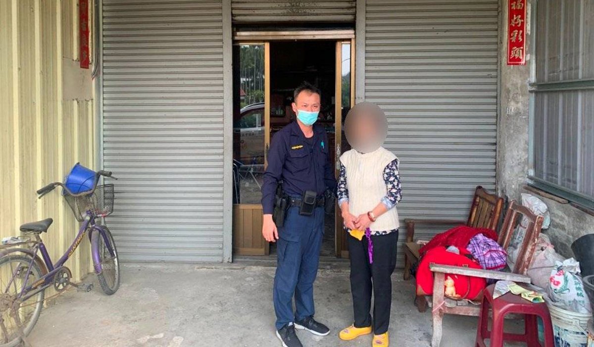 民眾受困屋外求援 集集警熱心協助返家