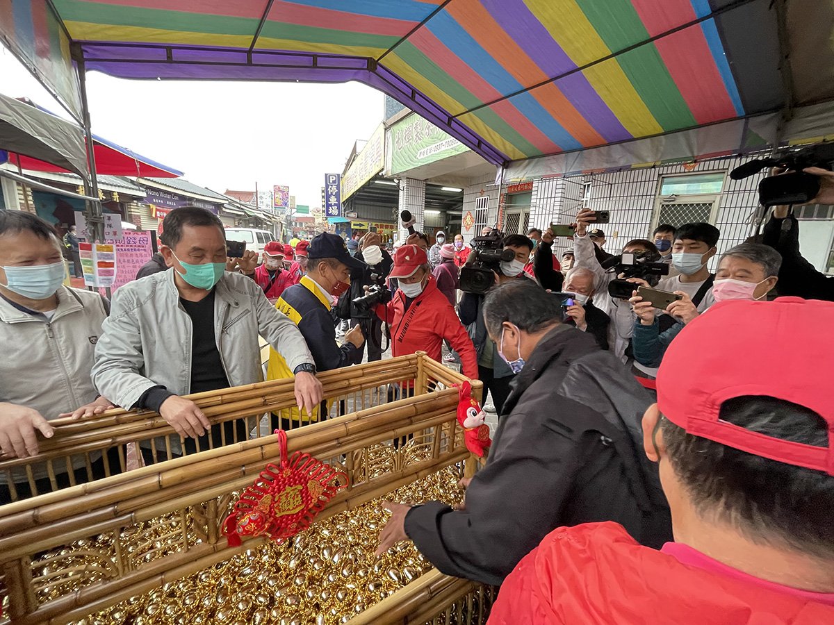 紫南宮元旦發金兔年錢母 10萬信眾冒雨排隊領取 3 IMG 6510