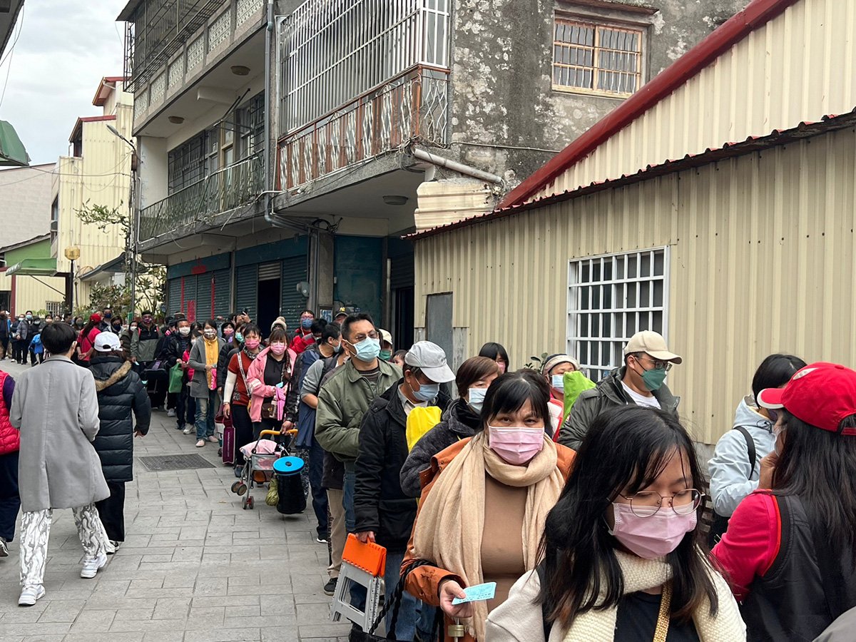 紫南宮元旦發金兔年錢母 10萬信眾冒雨排隊領取 1 新年第一天一早天寒飄雨仍湧入10萬排隊人潮