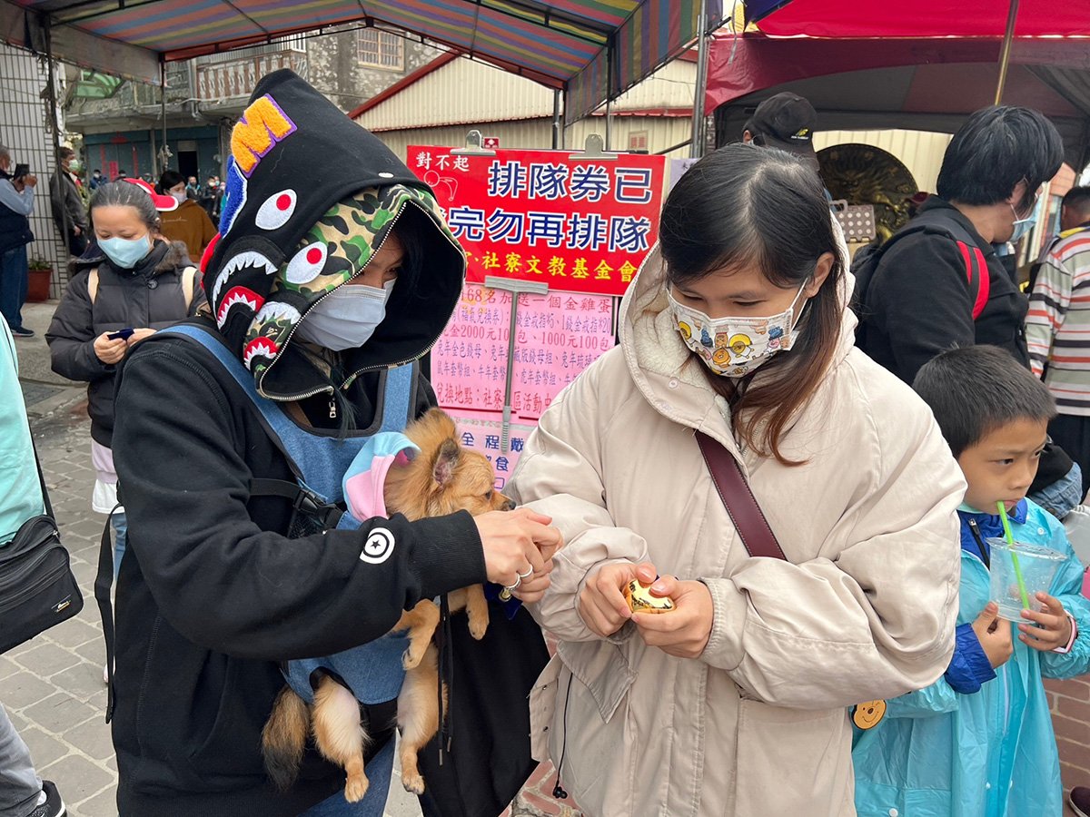 紫南宮元旦發金兔年錢母 10萬信眾冒雨排隊領取 6 S 103907343