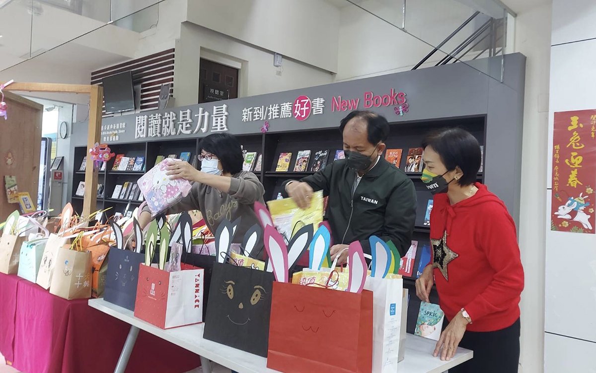 喜迎兔年 書書福福過好年 埔里鎮圖創意推出 借書送閱讀驚喜福袋 2 S 104480788