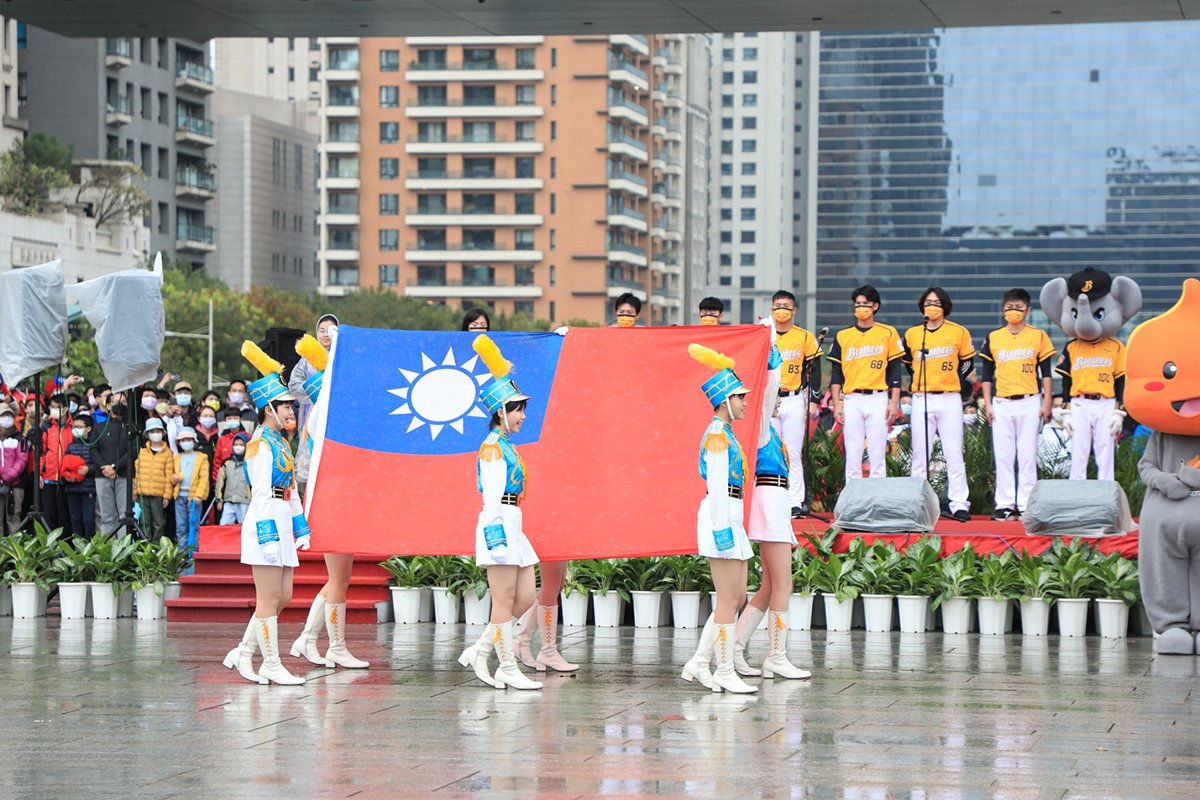 台中市元旦升旗3萬人同慶 盧秀燕許下3個新希望 3 台中女中同學帶領國旗進場