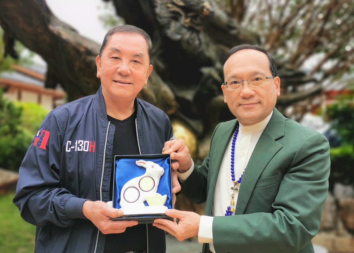 「舊錢母」擺對位子越齊全 旺財化煞力量越大 1 名門易理楊登嵙教授與竹山鎮紫南宮主委莊秋安手持2023年兔年「錢母」套幣