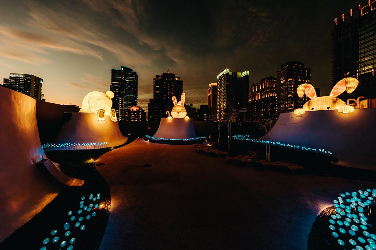 (夜晚)2022空中花園裝置《嬌兔三窟》_攝影：林峻永 臺中國家歌劇院提供