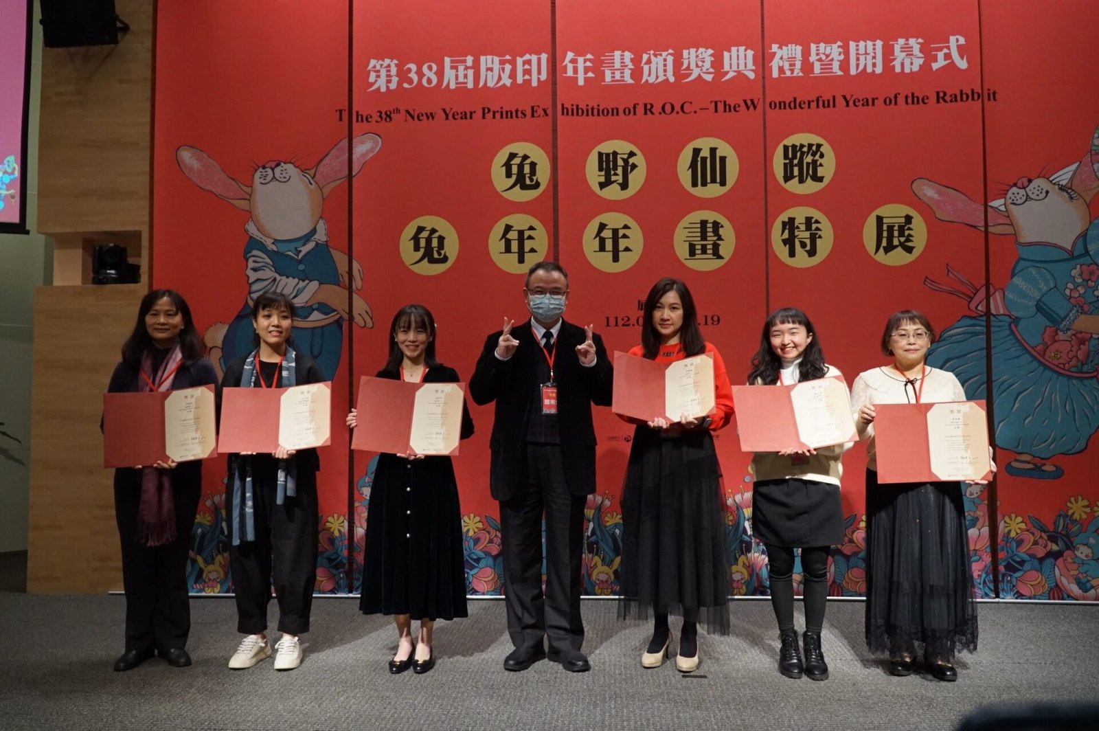 文化部次長蕭宗煌頒發首獎得主，左起林淑芬、金昱慈、廖佳怡、邱雅蘭、陳玟潔、曾雪梅。